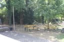 Garten mit Biertischen unter Bäumen