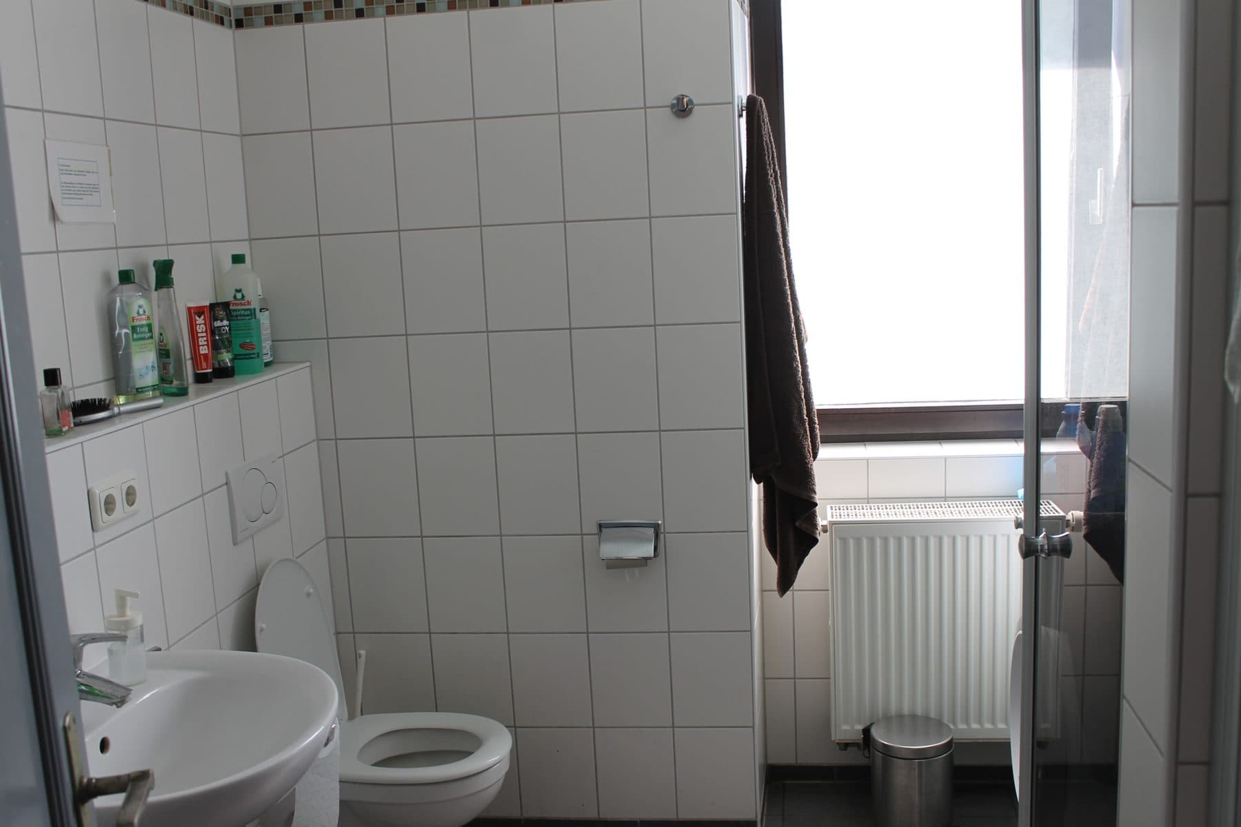 Modernes Badezimmer im Haus