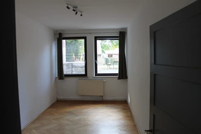 Zimmer mit großem Fenster