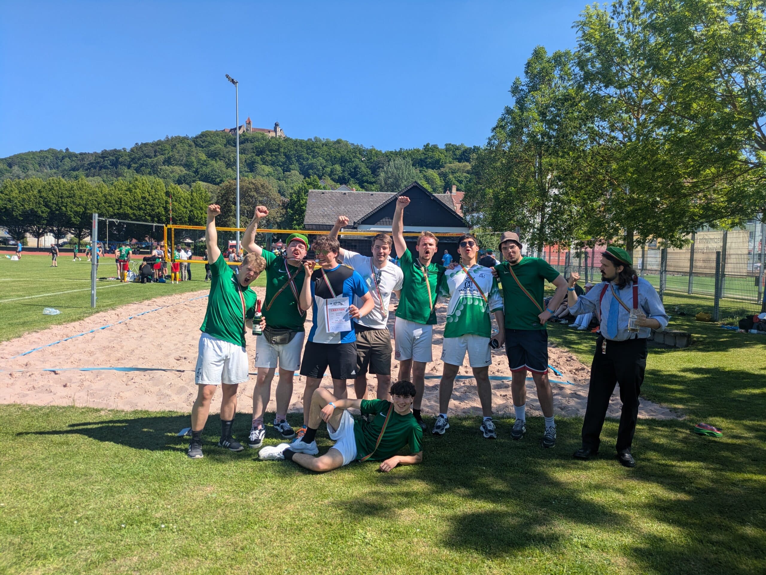 Volleyballteam der Turnerschaft Asciburgia mit Siegerurkunden