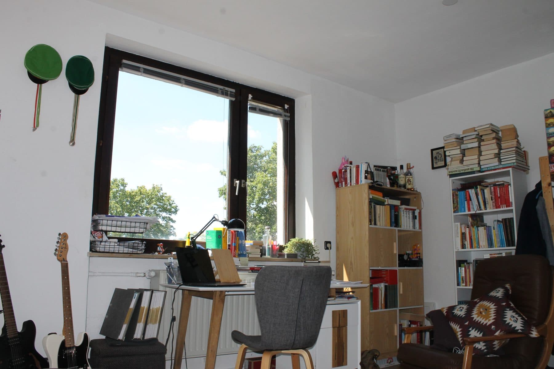 Eingerichtetes Zimmer mit Schreibtisch